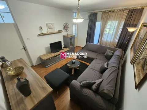 Namještena dnevna soba sa ugaonom garniturom i televizorom. - image 2