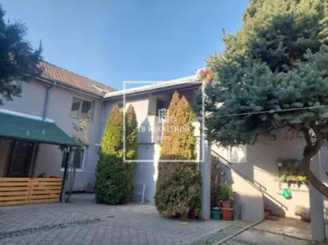Pogled na dvorište i fasadu kuće sa uređenim zelenilom. - image 5
