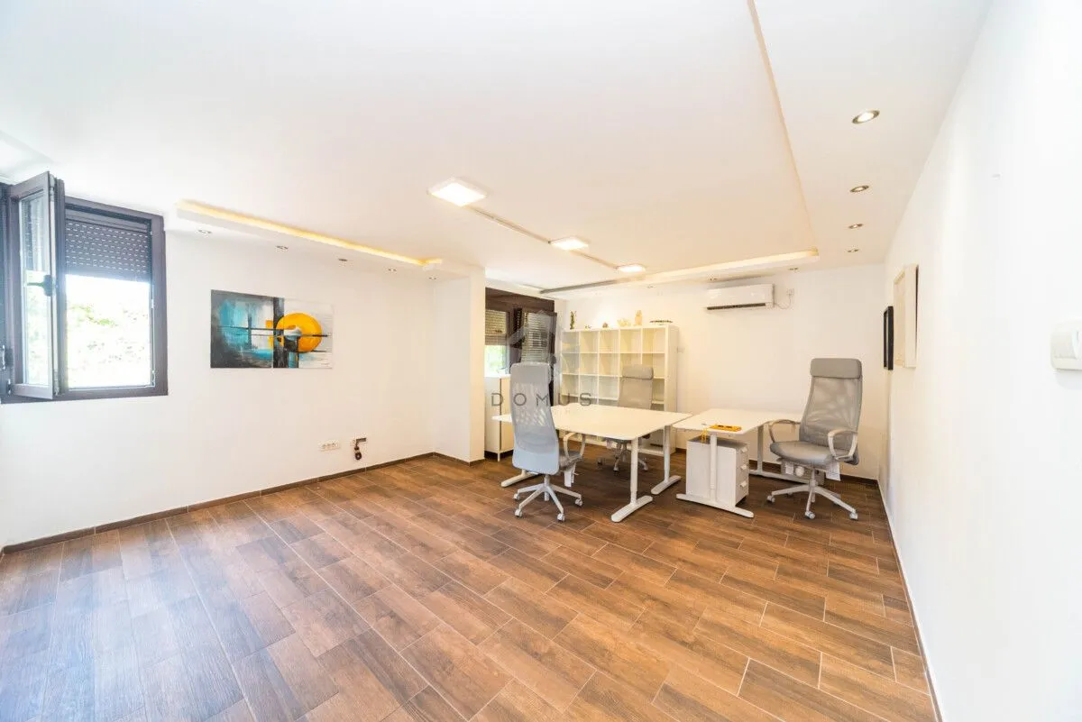 Izdavanje, poslovni prostor, 80m², Blok 5, Podgorica