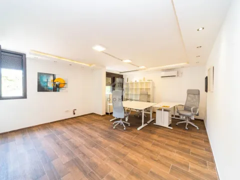 Izdavanje, poslovni prostor, 80m², Blok 5, Podgorica