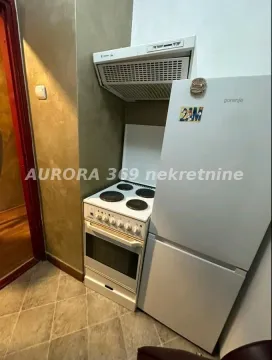 Manja kuhinja sa šporetom, aspiratorom i frižiderom. - image 5