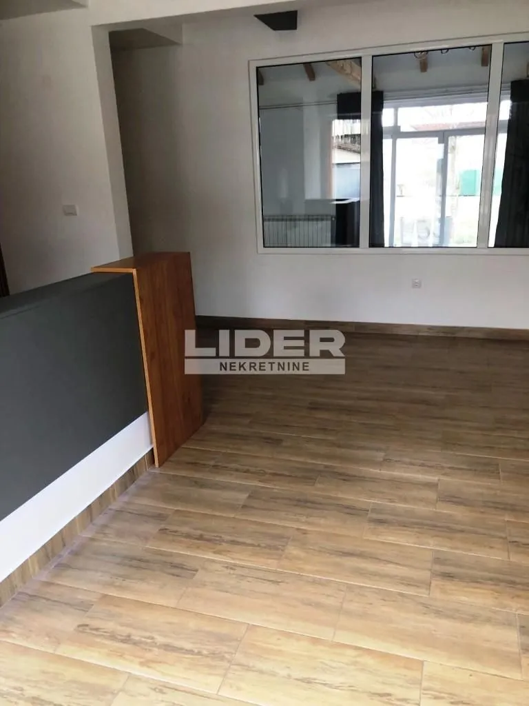 Rent, office space, 325m², Surčin, Beograd