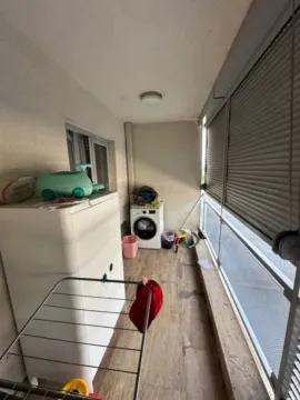 Zastakljeni balkonski prostor sa mašinom za veš i ostavom. - image 11