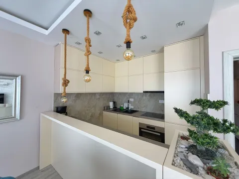 Moderna kuhinja sa bijelim elementima i visećim sijalicama sa užetom. - image 8