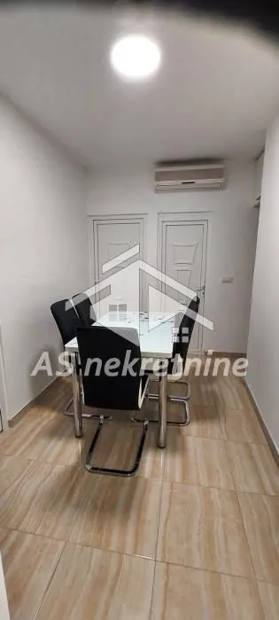 Izdavanje, trosoban stan, 58m², Savski Venac, Beograd