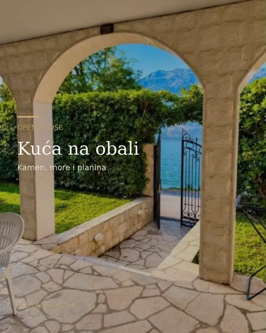 Terasa sa pogledom na dvorište, more i planine.