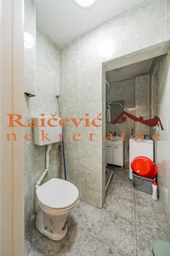 Manje kupatilo sa wc šoljom i pločicama na zidovima. - image 16