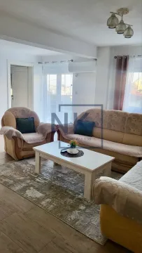 Dnevna soba sa garniturom za sjedenje i stočićem. - image 2