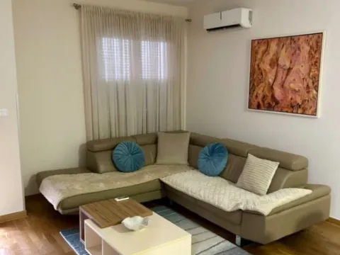 Izdavanje, dvosoban stan, 64m², City Kvart, Podgorica