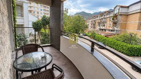 Namješten balkon sa garniturom za sjedenje i pogledom na naselje. - image 2