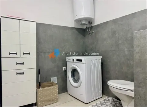 Kupatilo sa veš mašinom, bojlerom, ormarićem i toaletnom šoljom. - image 10