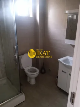 Manje kupatilo sa tuš kabinom, umivaonikom i toaletom. - image 3
