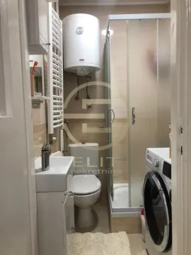 Manje kupatilo sa tuš kabinom, umivaonikom, WC šoljom i bojlerom. - image 10