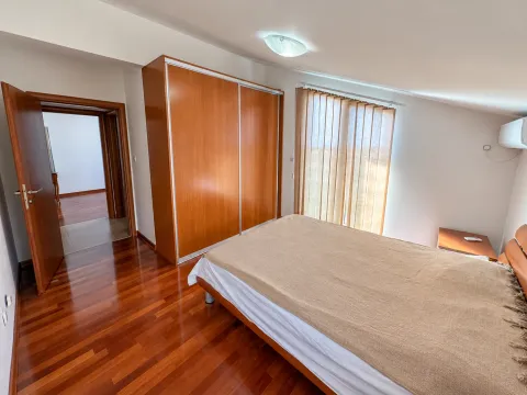 Spavaća soba sa bračnim krevetom, velikim drvenim garderoberom i laminatnim podom. - image 6