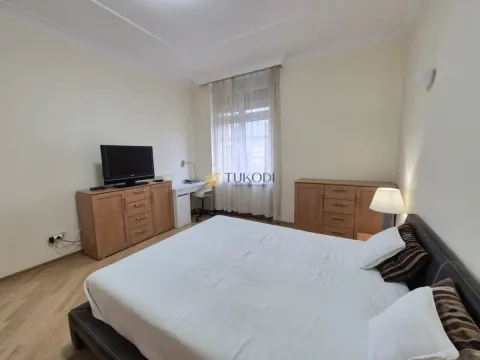 Nameštena spavaća soba sa bračnim krevetom, komodama i televizorom. - image 7