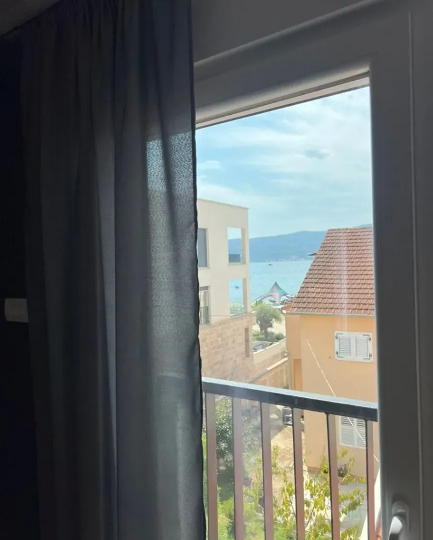 Rent, two bedroom apartment, 70m², Kalimanj, Tivat