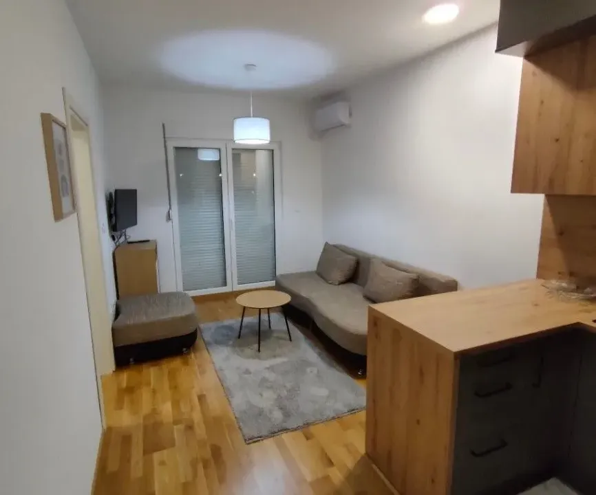 Izdavanje, dvosoban stan, 55m², Stari Aerodrom, Podgorica