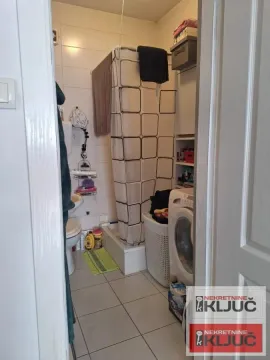 Pogled na kupatilo sa tuš kabinom i veš mašinom. - image 10