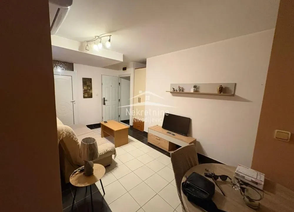 Izdavanje, jednosoban stan, 37m², Šumice, Beograd