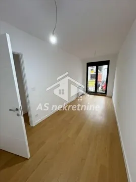Prazna soba sa drvenim podom i izlazom na terasu. - image 7
