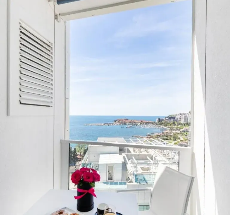 Izdavanje, jednosoban stan, 77m², Centar, Budva