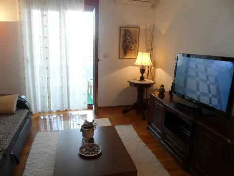 Svijetli dnevni boravak sa televizorom, klub stolom i izlazom na balkon. - image 4