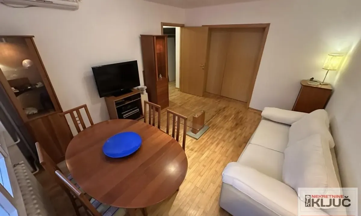 Izdavanje, dvosoban stan, 59m², Centar, Novi Sad