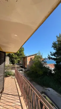 Pogled sa balkona na dvorište i okolne objekte. - image 7