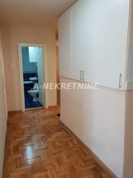Izdavanje, trosoban stan, 73m², Centar, Novi Sad