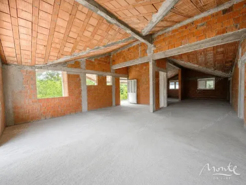 Nezavršen potkrovni prostor sa gipsanim podom i ciglenim zidovima. - image 33