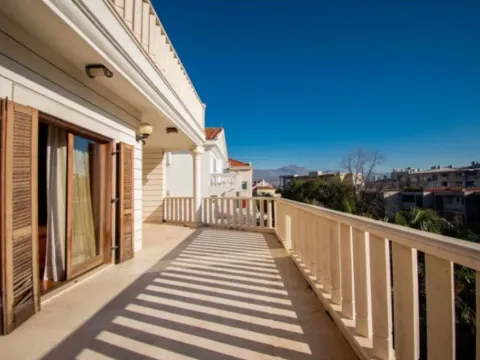 Izdavanje, kuća, 800m², Gorica C, Podgorica