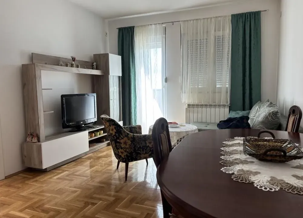 Izdavanje, jednosoban stan, 42m², Altina, Beograd