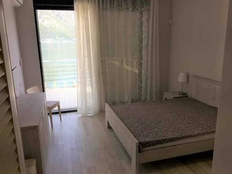 Spavaća soba sa izlazom na terasu.