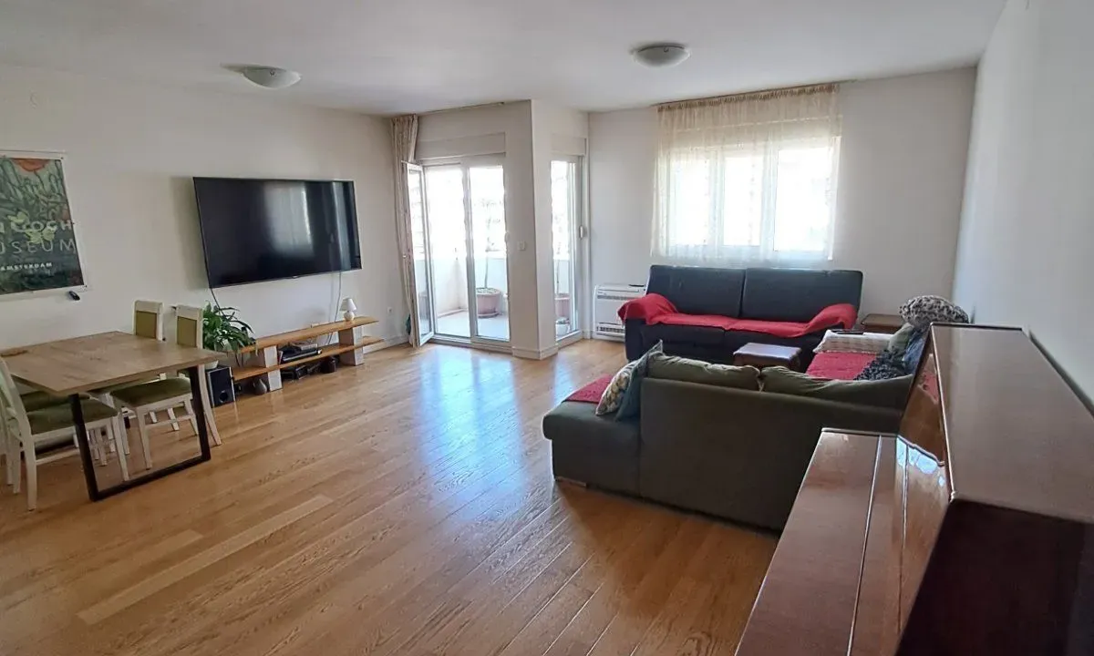 Izdavanje, trosoban stan, 105m², Central Point, Podgorica