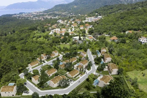 Pogled iz vazduha na kompleks kuća sa bazenima i zelenilom u prizemlju. - image 2