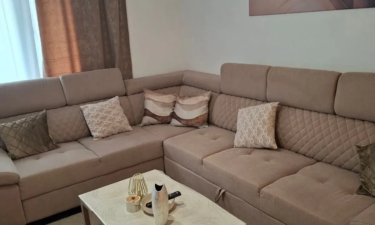 Izdavanje, dvosoban stan, 75m², Škaljari, Kotor