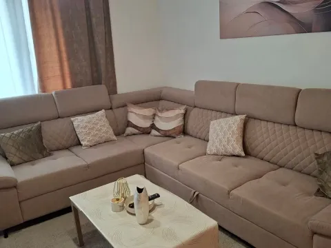 Izdavanje, dvosoban stan, 75m², Škaljari, Kotor - image 1