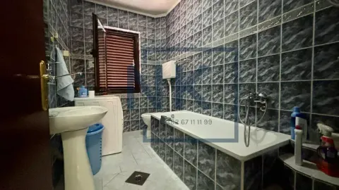 Kupatilo opremljeno kadom, umivaonikom, WC šoljom i veš mašinom. - image 16