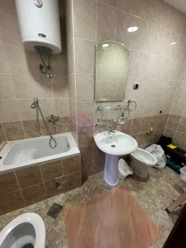 Kupatilo opremljeno kadom, umivaonikom, bideom i bojlerom. - image 16