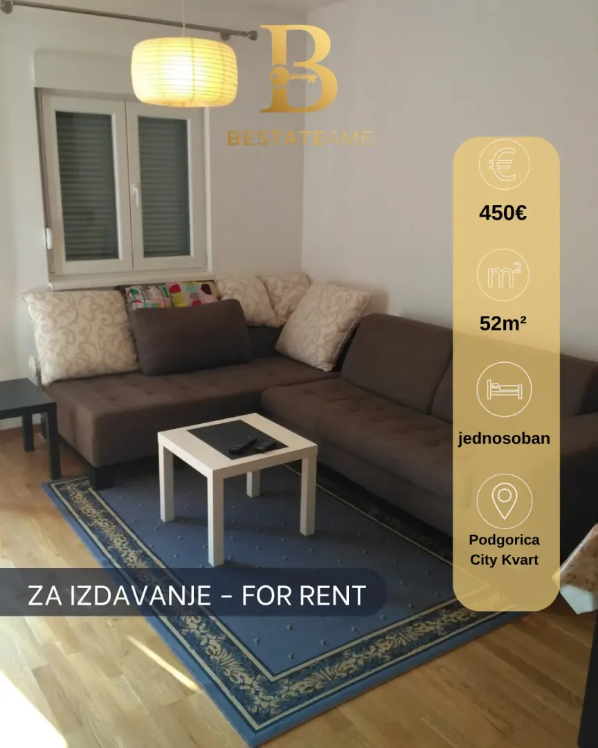 Dnevna soba sa garniturom i stočićem.