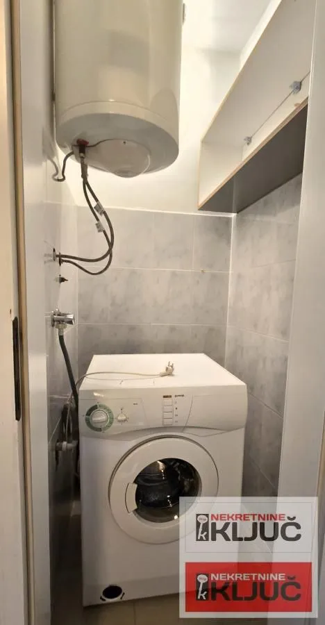 Kupatilo sa veš mašinom i bojlerom.