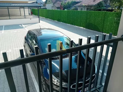 Pogled sa terase na parking prostor ispred zgrade. - image 17
