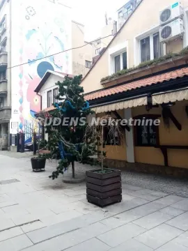 Pogled na eksterijer zgrade sa drvetom i popločanim dvorištem. - image 6