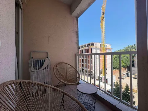 Manji namješteni balkon sa pogledom na gradilište. - image 4