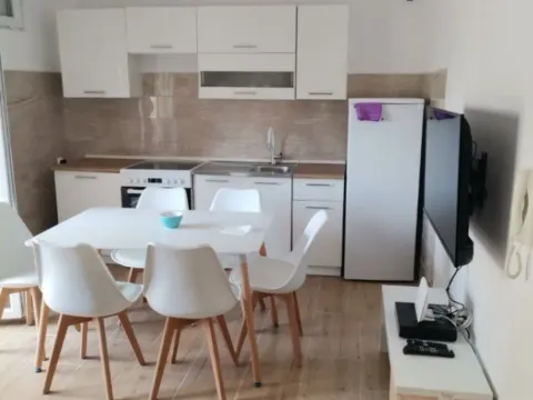 Izdavanje, dvosoban stan, 60m², Budva, Crna Gora