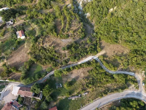 Pogled iz vazduha na zemljište sa zelenilom i pristupnim putem. - image 4