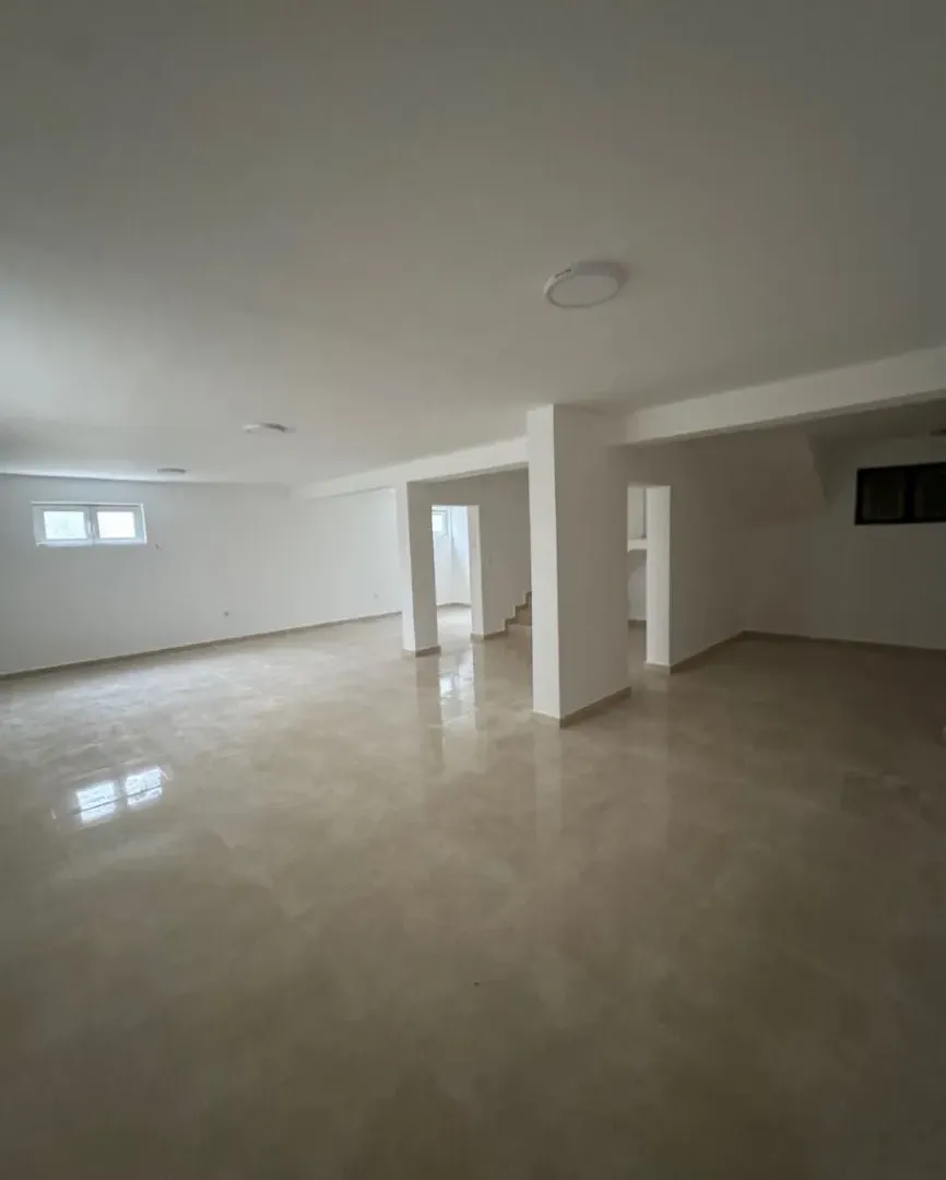 Izdavanje, kuća, 500m², Stari Aerodrom, Podgorica