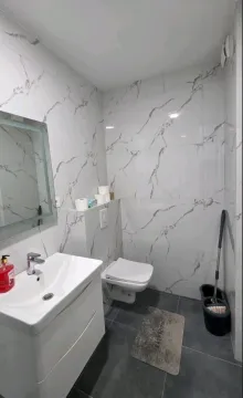 Moderne opremljeno kupatilo sa bijelim pločicama sa efektom mermera. - image 6