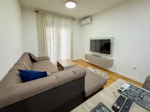 Dnevna soba sa ugaonom garniturom, televizorom i izlazom na terasu. - image 7