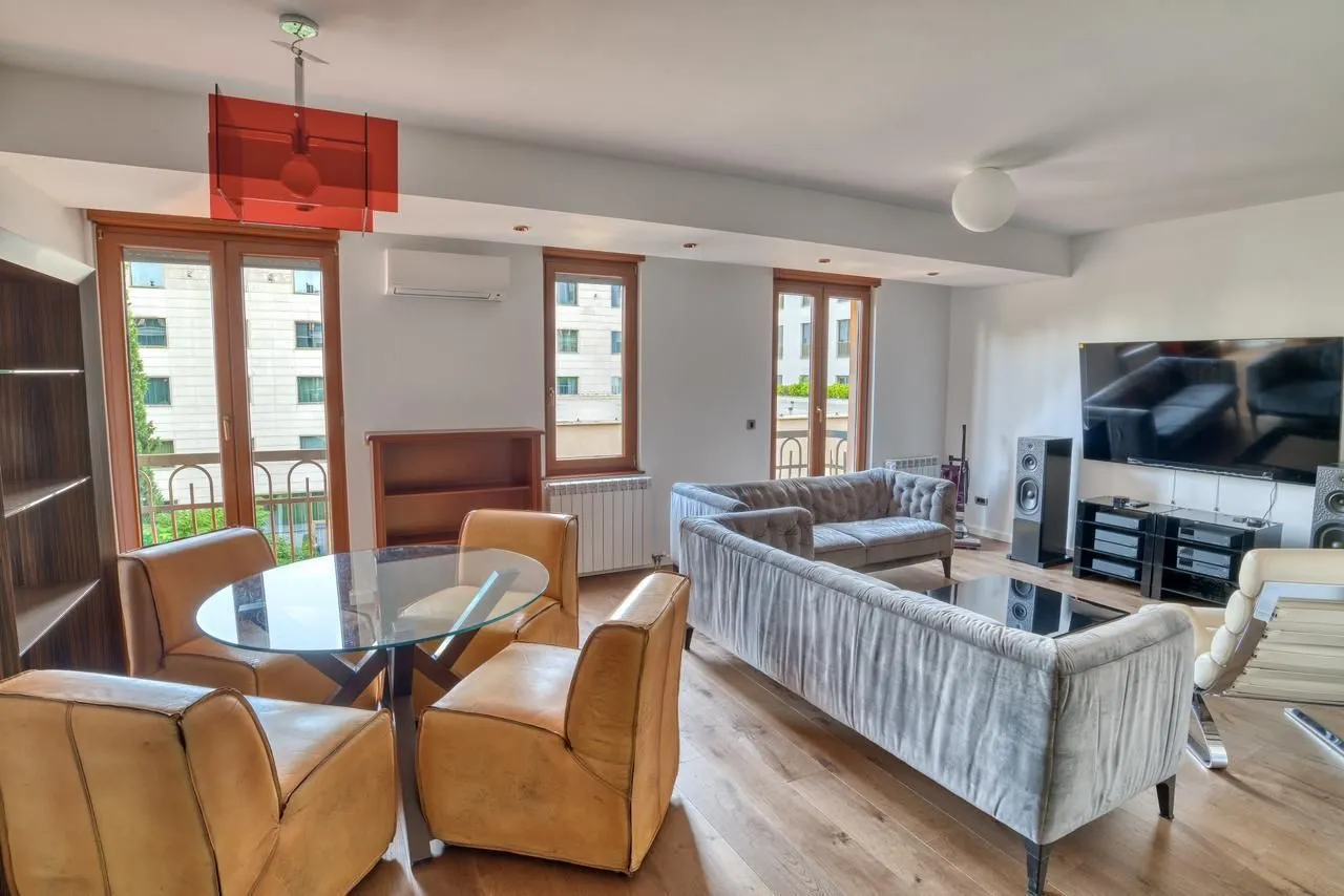 Izdavanje, dvosoban stan, 90m², Centar, Podgorica